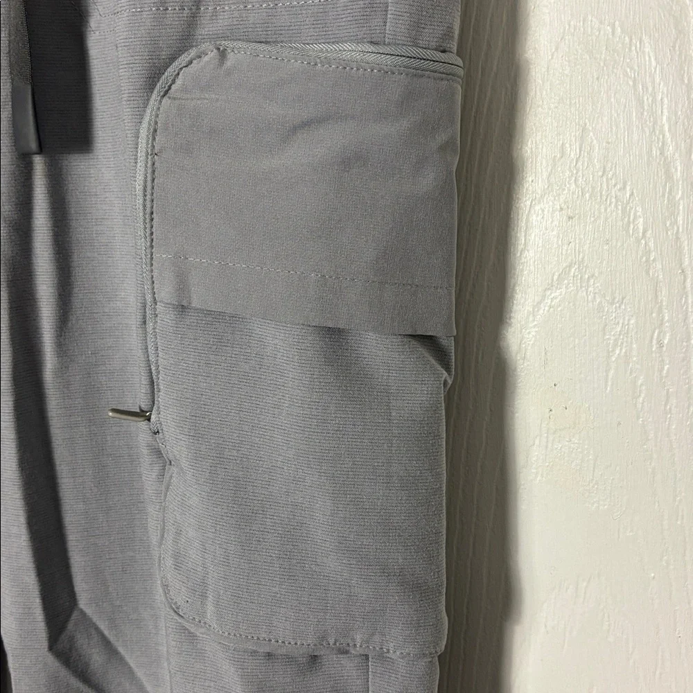FIGS Men's Gray 21‑Pocket Cargo Scrub Pants Size Small Button Front pull on